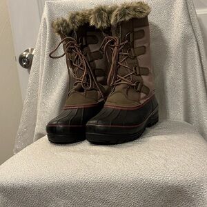 KHOMBU Women's Tan and Black Snow/Winter Boots Size 10
